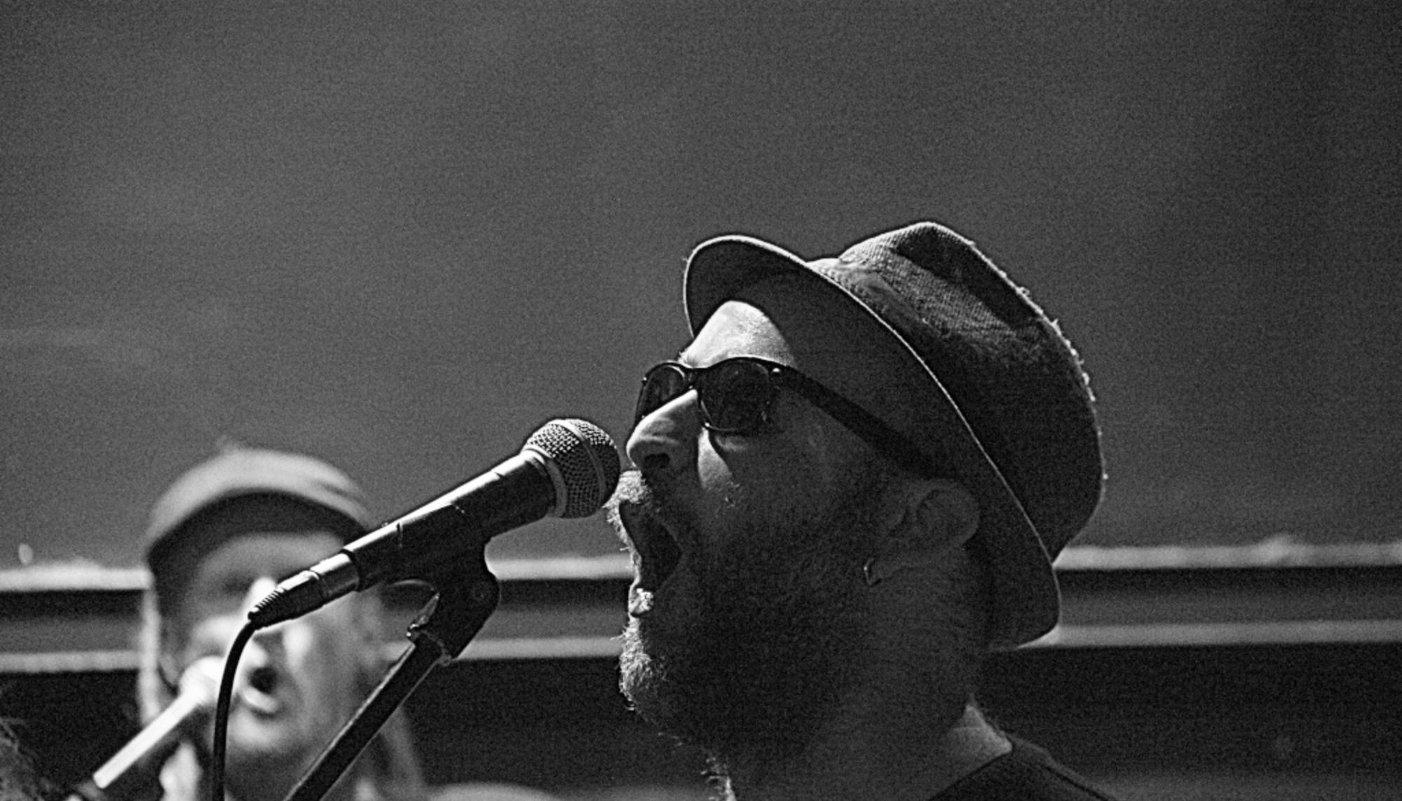 Eugeni Serra durante la presentación del primer disco de El Indigente Cognitivo. Foto de Iziar Kuriaki.